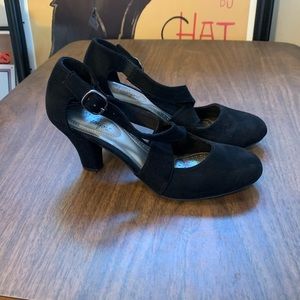 Women’s size 5 black suede criss cross heels